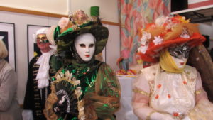 Zwei Personen in venezianischen Kostümen und Masken
