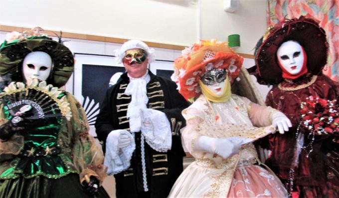 Fünf Personen in Maske und Kostüm