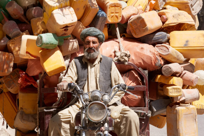 Mann auf mit Lasten bepackten Motorrad radotorrad mit