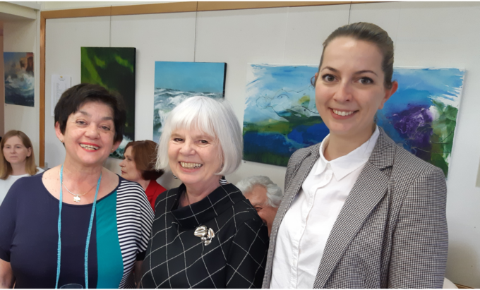 3 Damen stehend vor Bildern