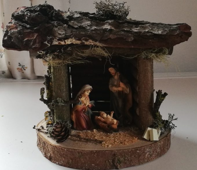 Krippenstall aus Holz mit Figuren