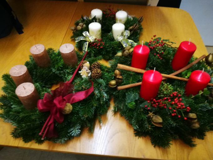 3 Tannenkränze geschmückt mit Kerzen, Zapfen