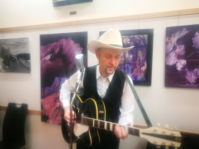 Mann mit Hut und Gitarre