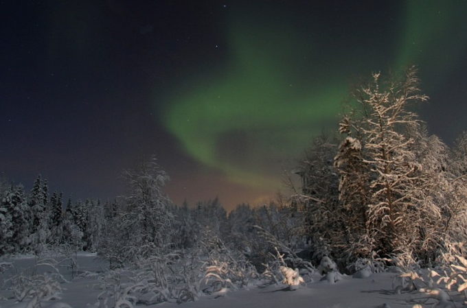 finstere Nacht mit grünbläulichem Licht