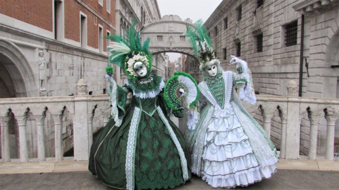 2 Figuren in Kostümen