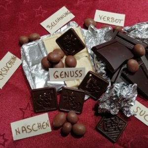 Verschiedene Schokoladen und Pralinen auf einem Tisch