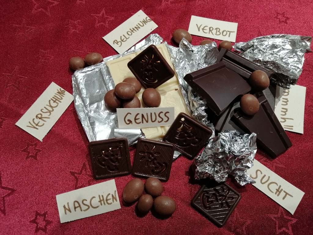 Verschiedene Schokoladen und Pralinen auf einem Tisch